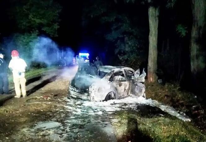 Wypadek w Romanowie, 16.10.2021. Samochód uderzył w drzewo i stanął w ogniu. Zginęło czterech nastolatków. Zdjęcia