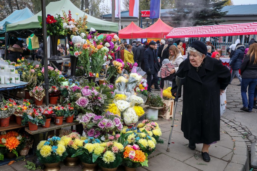 Cmentarz Podgórski. Pamięć o zmarłych rozświetla mgłę [GALERIA]