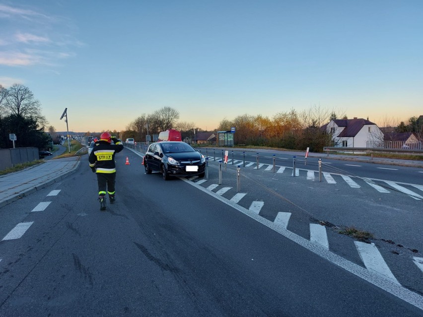 Łukanowice. Kolizja trzech pojazdów na drodze krajowej nr 94. NA wlotówce do Tarnowa tworzyły się korki [ZDJĘCIA]