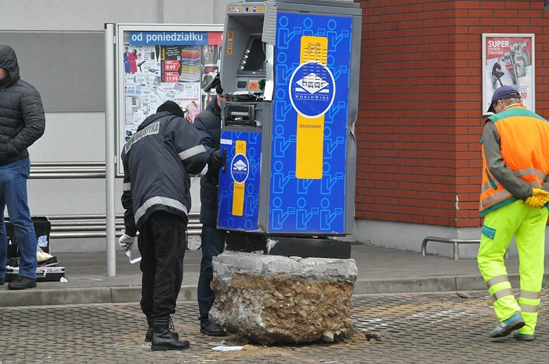 Złodzieje ukradli bankomat w Nowem. Próba kradzieży w Osielsku im się nie powiodła. Wszystko tej nocy [zdjęcia]