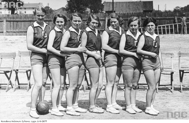 Siatkarki Gryfa Toruń. Stoją od lewej: Maria Skrzypnik, Kopycińska, Rynkowska, Markiewiczówna, Boltówna, Neblasówna, Korzyńska. (czerwiec 1935)