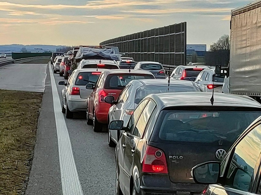 Uwaga kierowcy! Gigantyczny korek na autostradzie A4 w kierunku Tarnowa. Doszło tam do wypadku [ZDJĘCIA]