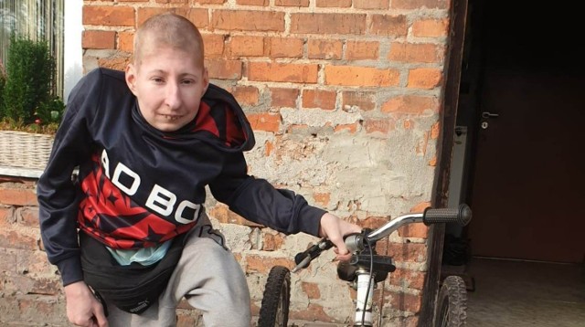 Igor dotychczas poruszał się na rowerku trójkołowym, który zrobił dla niego tata. Skuter inwalidzki pozwoliłby mu podjąć pracę i samodzielnie do niej dojeżdżać.