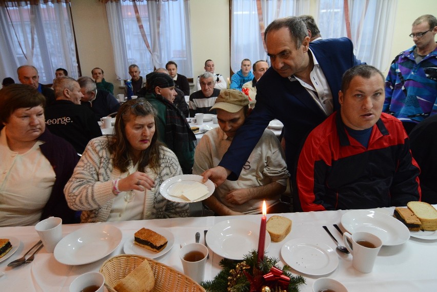 Starosta opatowski łamał się opłatkiem z mieszkańcami Domu Pomocy Społecznej w Zochcinku