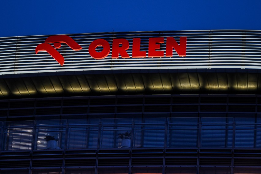 Logo PKN Orlen na budynkach byłej Grupy Lotos. To koniec...