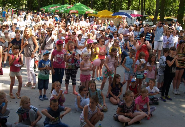 Parki miejski jest wspaniałym miejscem do organizacji takich pikników. Szkoda że tak rzadko się to odbywają