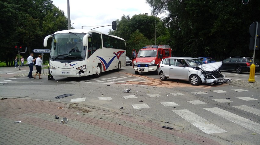 Autobus zderzył się z osobówką [ZDJĘCIA]