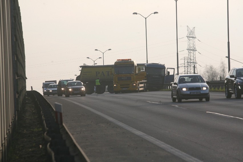 Katowice: Tir blokował jezdnię na al. Roździeńskiego