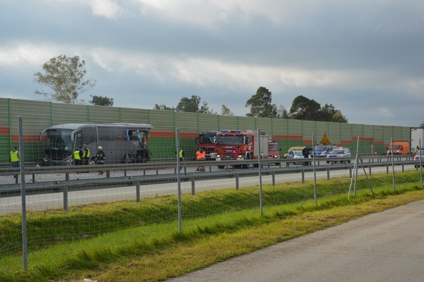 Wypadek na S8 w Lubochni koło Tomaszowa. Zderzenie cysterny z autokarem. Ranni żołnierze [ZDJĘCIA]