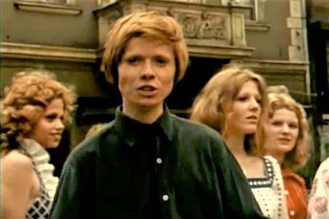 Kadry z teledysku do piosenki „Siemionowna”, którą Michał Bajor wykonuje na zielonogórskim deptaku w 1973 roku, podczas IX Festiwalu Piosenki Radzieckiej