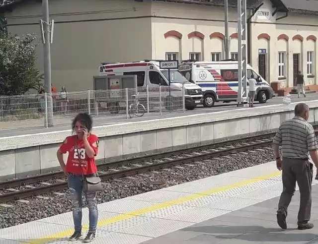 Stoimy na stacji już dwie godziny, w upale, bez klimatyzacji, dostępu do toalet, pogotowie odbiera tych, co mdleją - alarmują pasażerowie pociągu jadącego z Katowic do Słupska, który z Poznania i tak wyjechał z trzygodzinnym opóźnieniem. Pociąg miał opóźnienie w powodu śmierci jednego z pasażerów.Przejdź do kolejnego zdjęcia --->