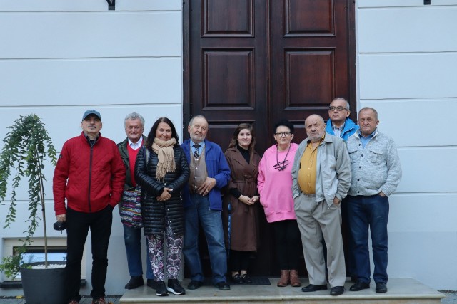 Artyści biorący udział w plenerze z dyrektor Staszowskiego Ośrodka Kultury Anną Gogolą