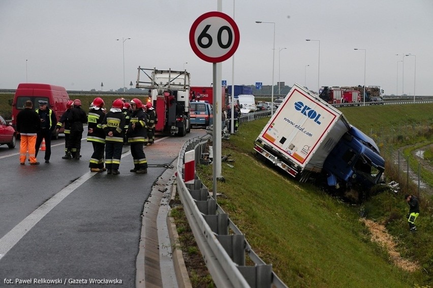 Wypadek na AOW. Ciężarówka z Turcji wypadła z drogi [ZDJĘCIA]