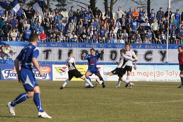 Czy kibice nadal będą mogli oglądać piłkarskie mecze na stadionie przy Olimpijskiej? Koszty Stilonu mogą wzrosnąć o 400 zł miesięcznie. Dla klubu, utrzymywanego przez grupę prywatnych sponsorów, to naprawdę spory wydatek.