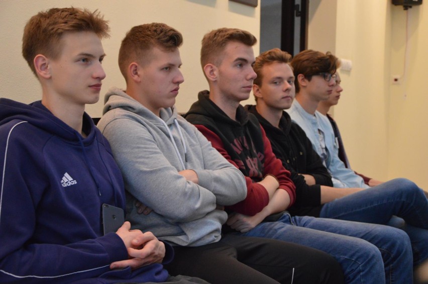 Szkoły powiatowe z Łowicza wprowadzają dla uczniów mLegitymacje [ZDJĘCIA]