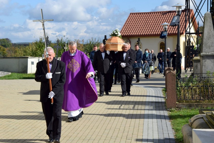 Pogrzeb Stanisławy Ciaś w Końskich. Najstarsza mieszkanka gminy miała 104 lata, była znaną pielęgniarką [ZDJĘCIA]