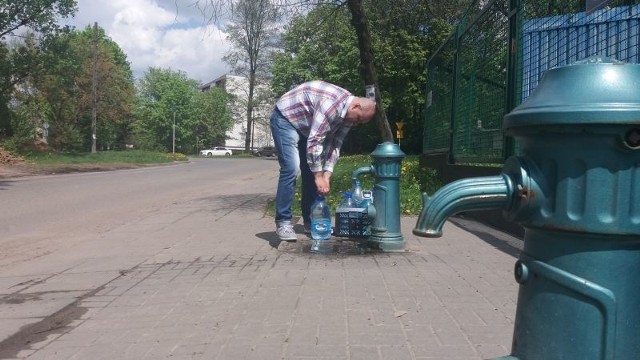 Radosław Witczak przyjeżdża po wodę ze studni przy ul. Zbocze aż z Płocka.