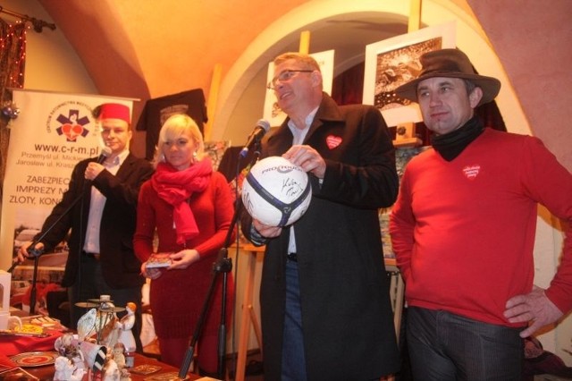 Podczas przemyskiej aukcji dla WOŚP licytowano różne przedmioty, jak choćby piłkę z autografami premiera Tuska i znanych osobistości