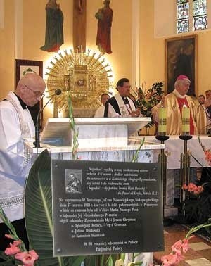 Przeor klasztoru pasjonistów w Przasnyszu o. Bogdan Kołakowski (z lewej), proboszcz parafii św. Wojciecha ks. Franciszek Różański (w środku) i biskup płocki Stanisław Wielgus w czasie uroczystego rocznicowego nabożeństwa. W środku tablica pamiątkowa, która została wmurowana w klasztorze