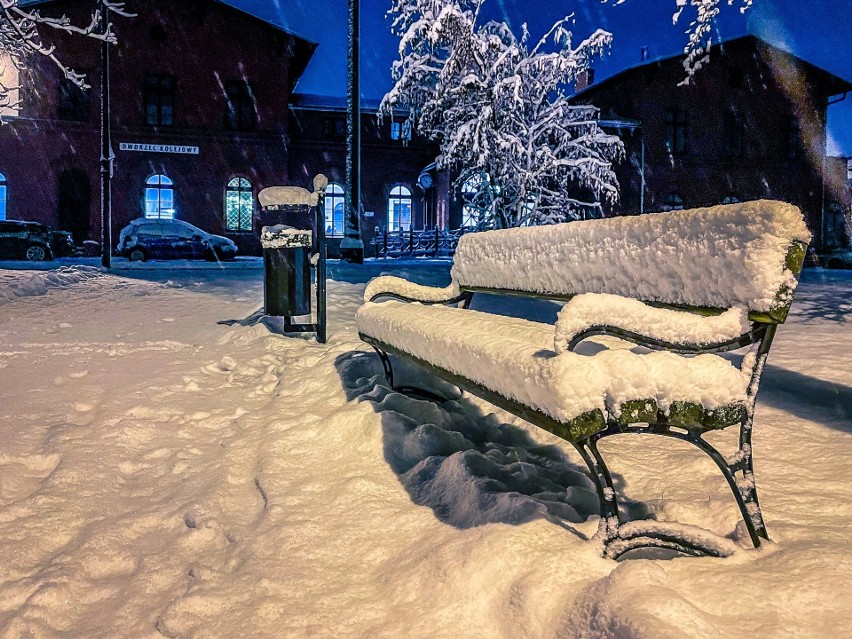 Piękny zimowy krajobraz w Sławnie. Tak wygląda miasto nocą [zdjęcia]