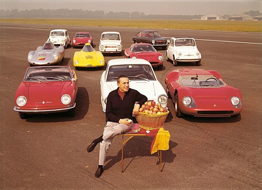 Carlo Abarth (1908 - 1979) i jego słynne auta. Fot. Abarth