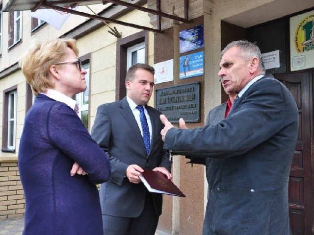 Przed wejściem do Szkoły Podstawowej nr 1. Od lewej: wiceprezydent Ewa Skiba, prezydent Marek Materek i Marian Macias, reprezentant wykonawcy.