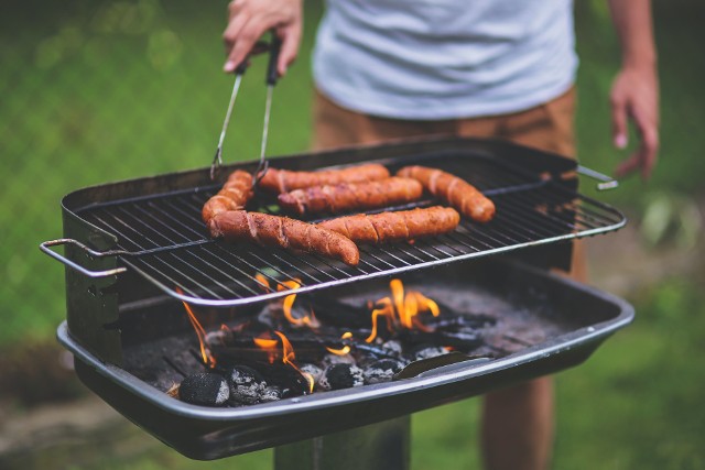 Przed nami długi majowy weekend. To czas, który szczególnie kojarzy się z grillowaniem. Gdzie można legalnie wrzucić kiełbaskę, karkówkę czy warzywa na ruszt, aby nie obejść się samym smakiem i nie narazić się na mandat? Podpowiadamy! 