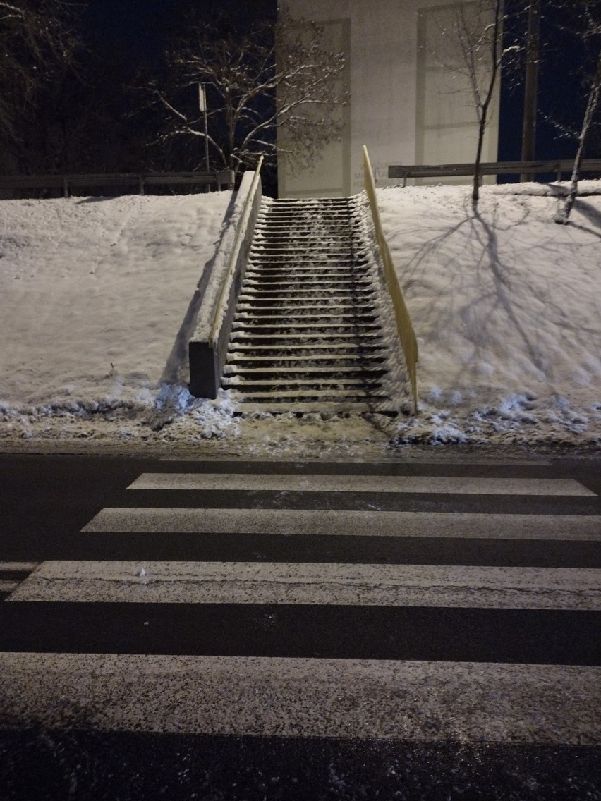  Toruń. Śnieg i lód na chodnikach, schodach. Jeśli upadniesz, masz prawo do odszkodowania! Prawnik radzi Czytelnikom
