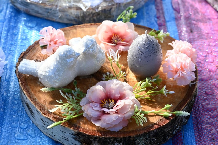 Wielkanocne szaleństwo na giełdzie w Miedzianej Górze. Są koszyki, zajączki, palmy i ciekawe dekoracje na stół. Zobacz zdjęcia
