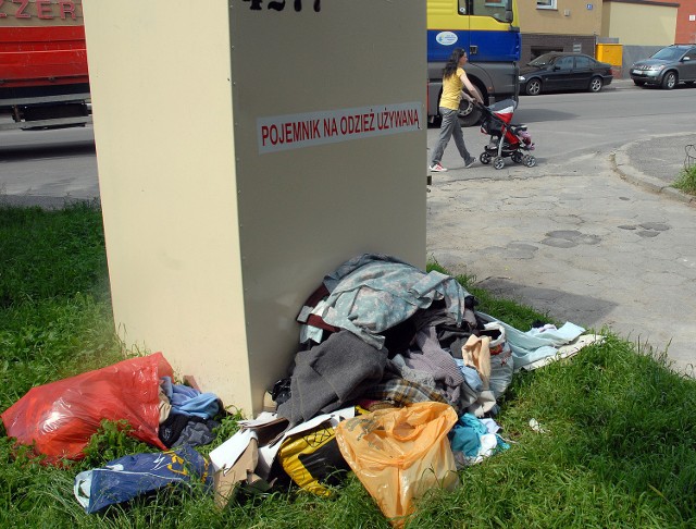 Napis "Pojemnik z odzieżą używaną" jest identyczny jak te, wystawiane przez PCK. Ludzie więc wrzucają tu ubrania, a handlowcy z pobliskiego Pchlego Targu wyciągają je. Skutek, jak na zdjęciu, zrobionym kilka godzin po posprzątaniu poprzedniego bałaganu.