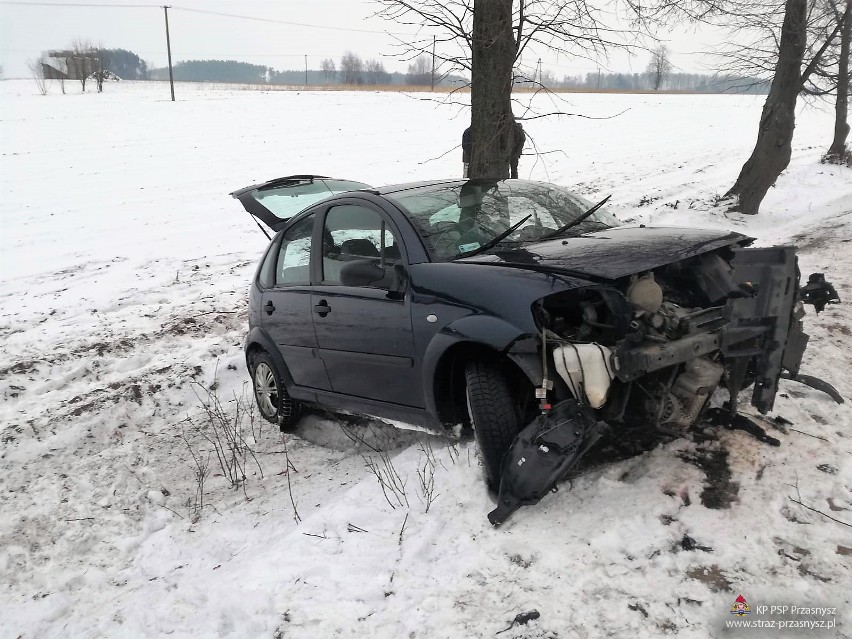 Wypadek w Cichowie: citroen uderzył w drzewo. Strażacy i policja szukali kierowcy [ZDJĘCIA]
