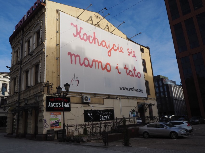 Antyrozwodowcy reklamują się w Łodzi. Baner wspólnoty Sychar przy ul. Piotrkowskiej. Ale czy każde małżeństwo da się uratować?