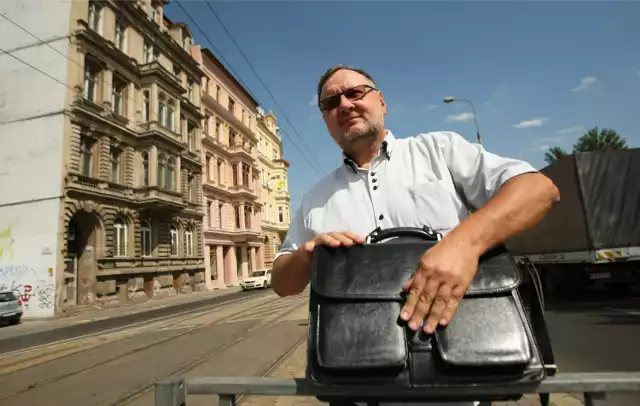 Kazimierz Karaszewski nie wynajmuje lokalu przy Podwalu 7 już od 4 lat. Z dawnym biurem wciąż łączy go gruba teczka dokumentów