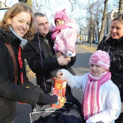 Marta Bortnowska każdego zachęcała uśmiechem. Tym razem do zbiórki przyłączyły się Klaudia i Natalia Kraśnickie, wraz z rodzicami Iwoną i Arturem.