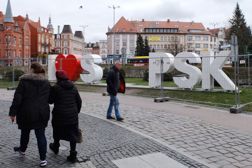 Instalacja-napis I love Słupsk, na rogu ulic Sienkiewicza i...
