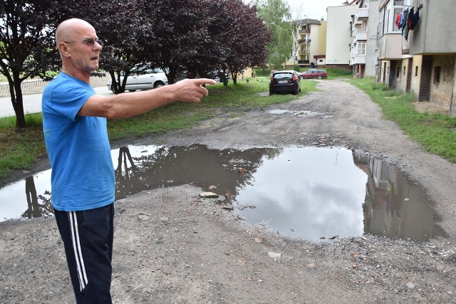 Stanisław Czernicki pokazuje gdzie spływa woda po każdym deszczu. Na podwórku zostają wielkie bajora