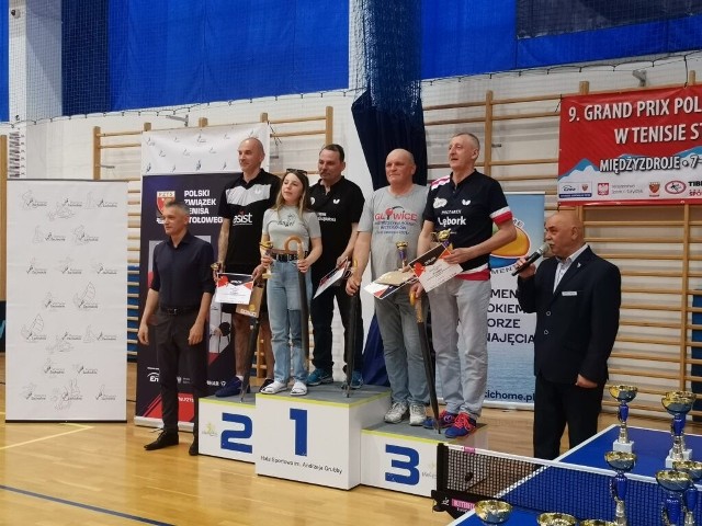 Zadowolony triumfator Krzysztof Piński (nr 1) ze swoją córką. Na podium oznaczonym numerem trzy Wojciech Potrykus w czarnej koszulce