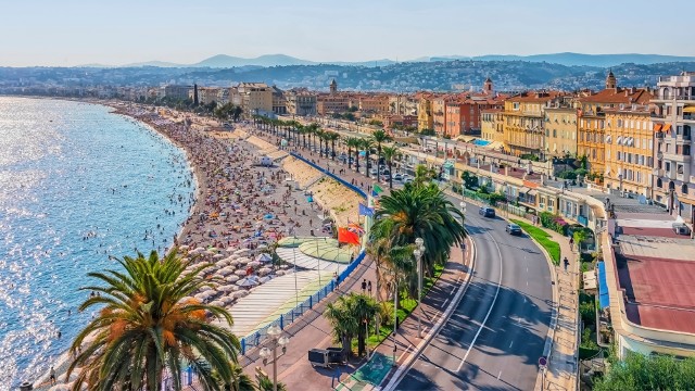Nicea, położona na Lazurowym Wybrzeżu we Francji, to urocze miasto przyciągające turystów z całego świata swoim śródziemnomorskim klimatem, pięknymi plażami i bogatym dziedzictwem kulturowym.