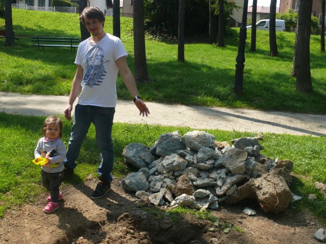 Wojciech Kozak do tej pory często wybierał się na plac zabaw ze swoją półtoraroczną córką Marceliną. Podczas ostatniej wizyty zamiast huśtawek i karuzeli oboje zastali tylko stertę gruzu
