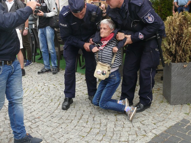 Próba zablokowania marszu narodowców w Radomiu. Interweniowali policjanci.
