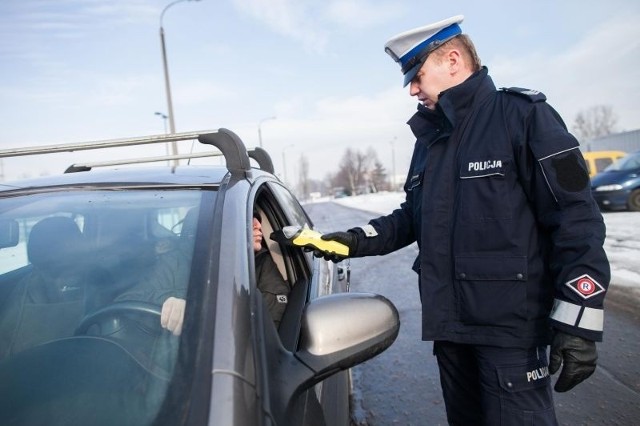 Policjanci z drogówki sprawdzali stan trzeźwości kierowców w różnych miejscach miasta.