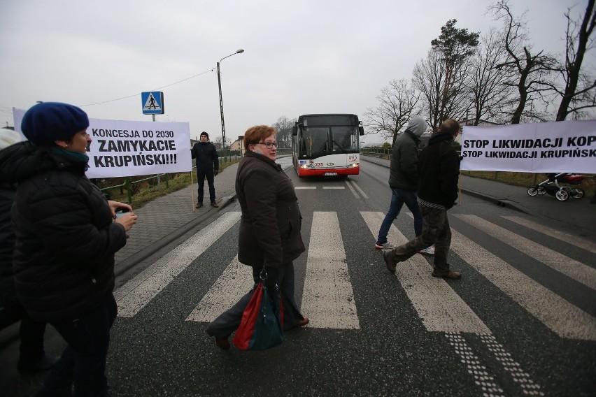 Górnicy kopalni Krupiński w Suszcu blokowali drogę...