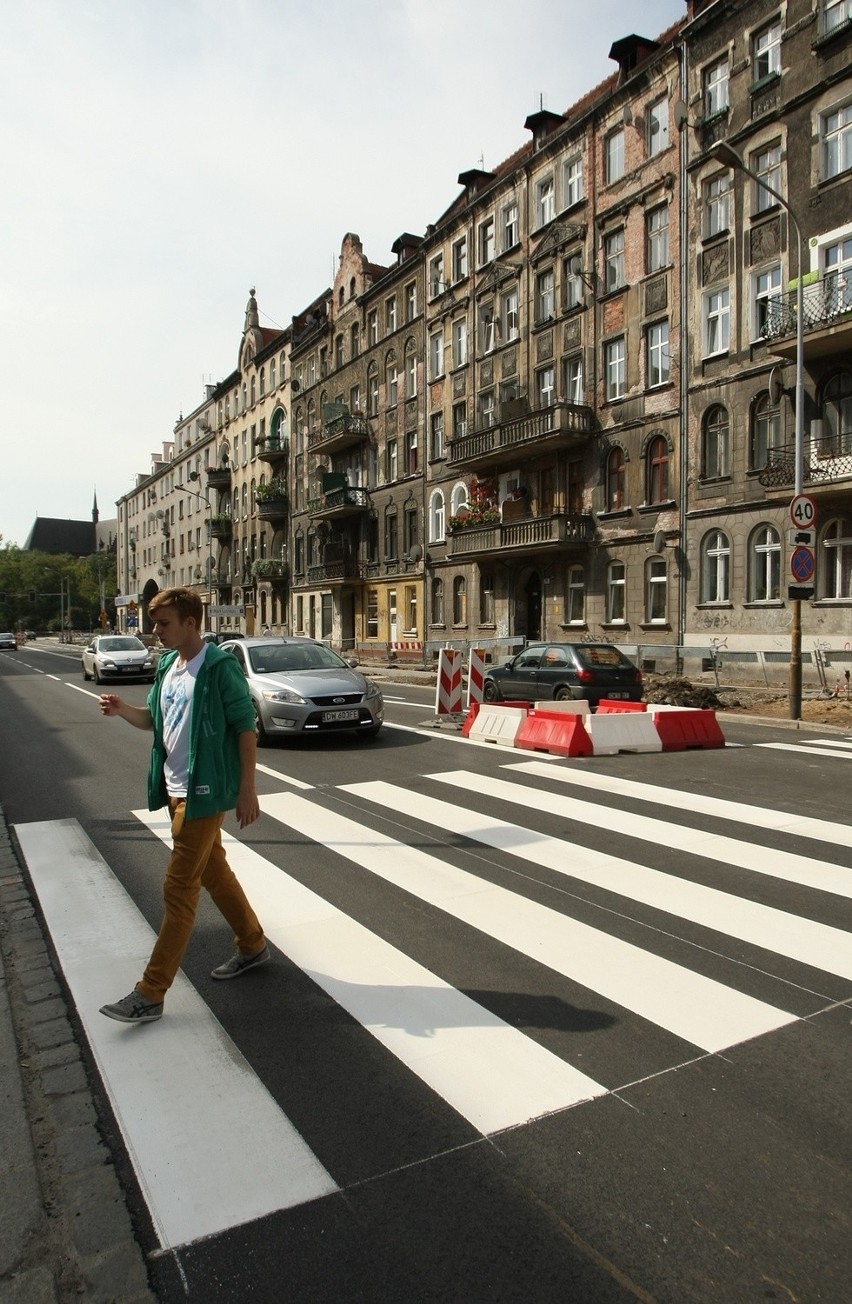 Wrocław: Koniec remontu na Wyszyńskiego. Jezdnia równa jak stół (ZDJĘCIA)