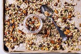 Domowa granola orzechowa na zdrowe śniadanie. Poznaj przepis obfity w migdały i płatki owsiane. Dodaj ją do jogurtu i ciesz się chrupkością