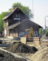 Parkingi przy dworcach: Zostawisz samochód i pojedziesz pociągiem