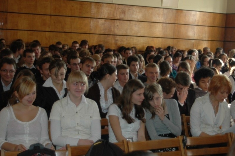 W spotkaniu z biskupem Czają, absolwentem LO w Oleśnie,...