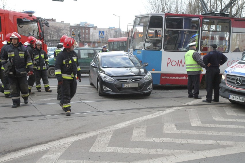 Wypadek na Piłsudskiego. Samochód wjechał pod tramwaj. Trzy osoby ranne