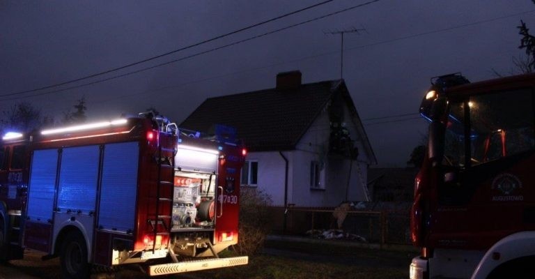 Bielsk Podlaski: Pożar domu jednorodzinnego. Spaleniu uległy dwa pokoje, korytarz i łazienka z wyposażeniem[ZDJĘCIA]