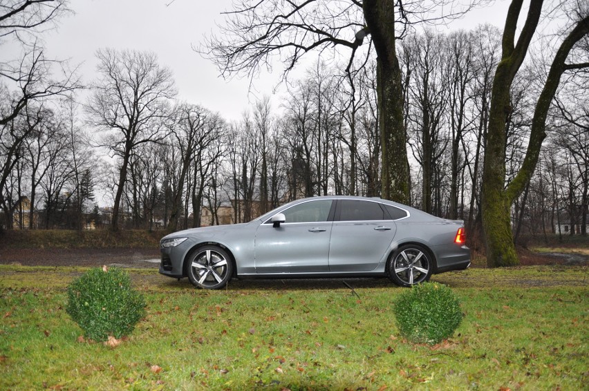 Volvo S90...