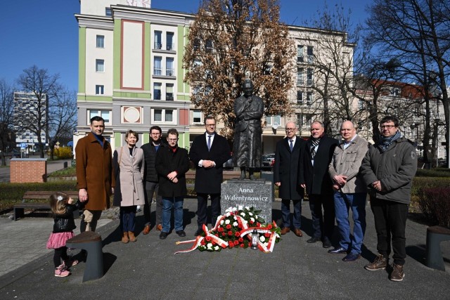 Upamiętnienie 13. rocznicy katastrofy smoleńskiej w Gdańsku. Kwiaty złożyli m.in. działacze Prawa i Sprawiedliwości